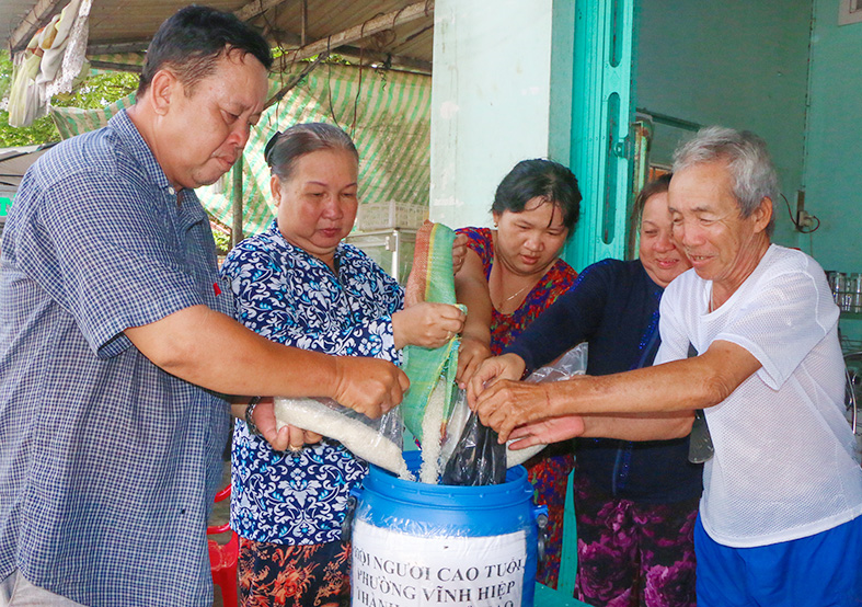 Quan tâm, chăm lo đời sống người cao tuổi